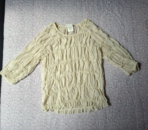 Blusa de manga larga color crema con detalles fruncidos