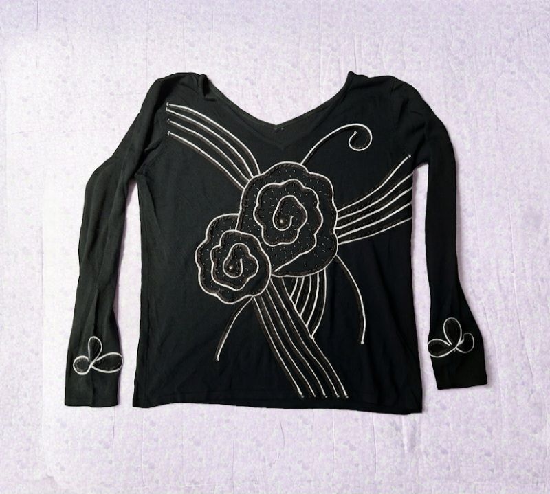 Blusa negra con bordado de flores