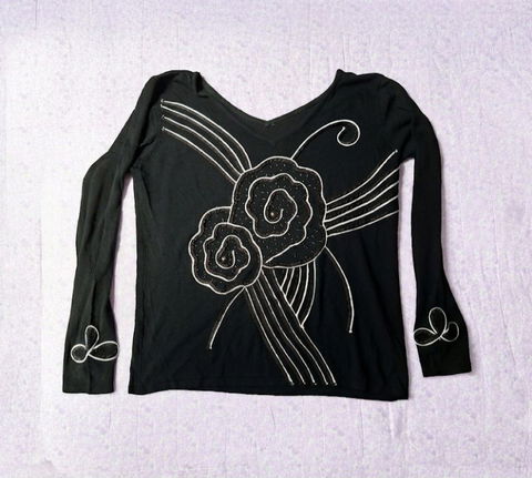 Blusa negra con bordado de flores