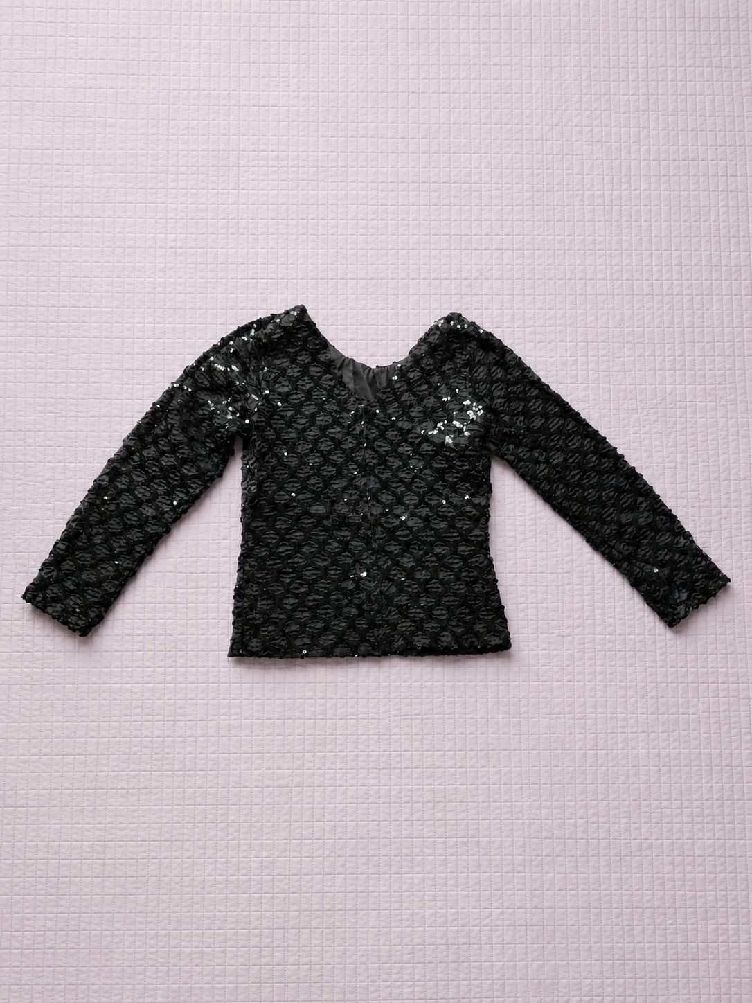 Blusa negra con lentejuelas y manga larga