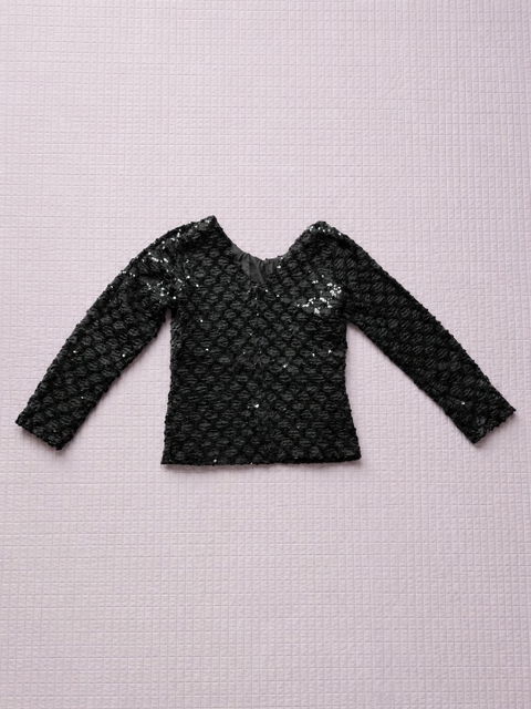 Blusa negra con lentejuelas y manga larga