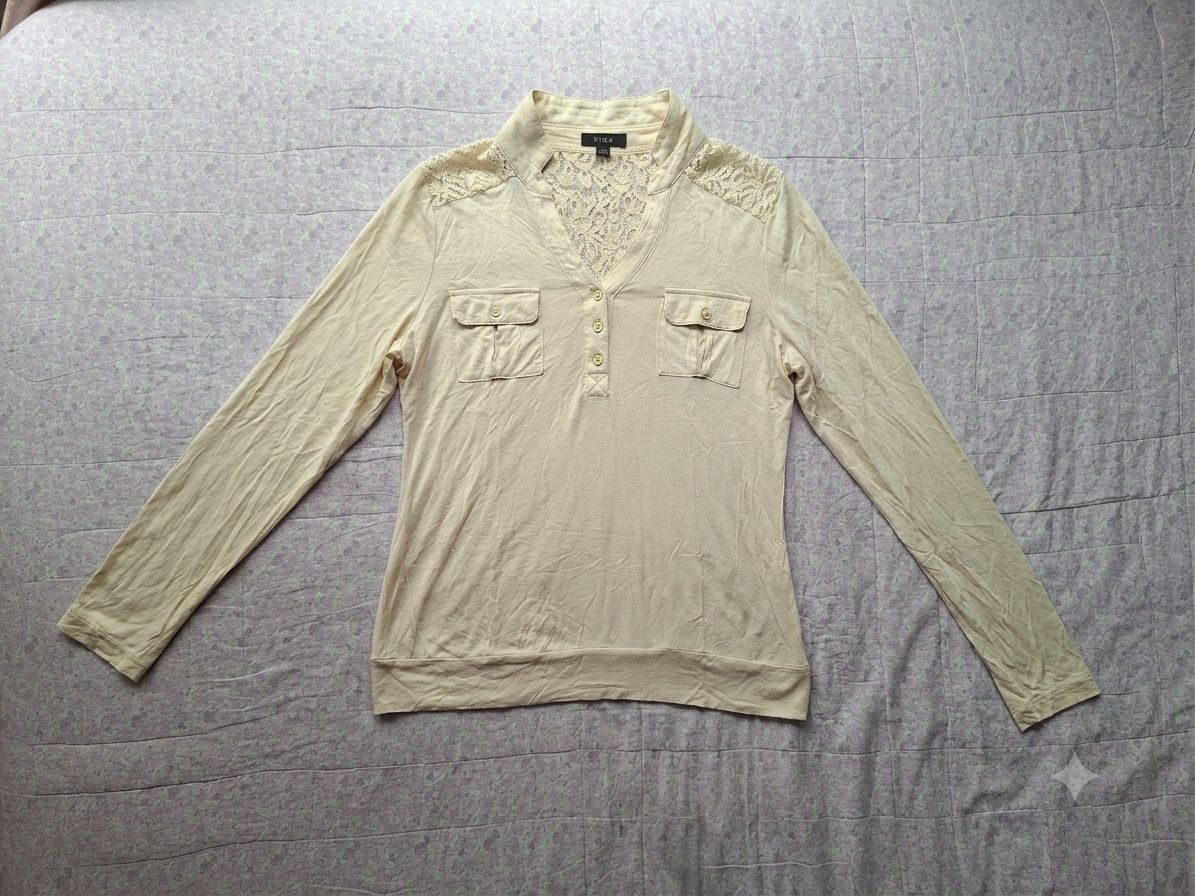 Blusa de Manga Larga Color Crema con Detalles de Encaje