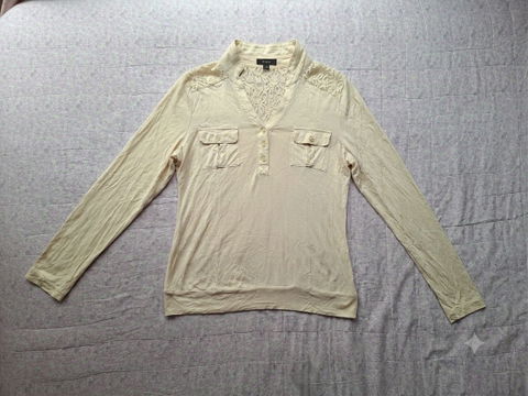 Blusa de Manga Larga Color Crema con Detalles de Encaje