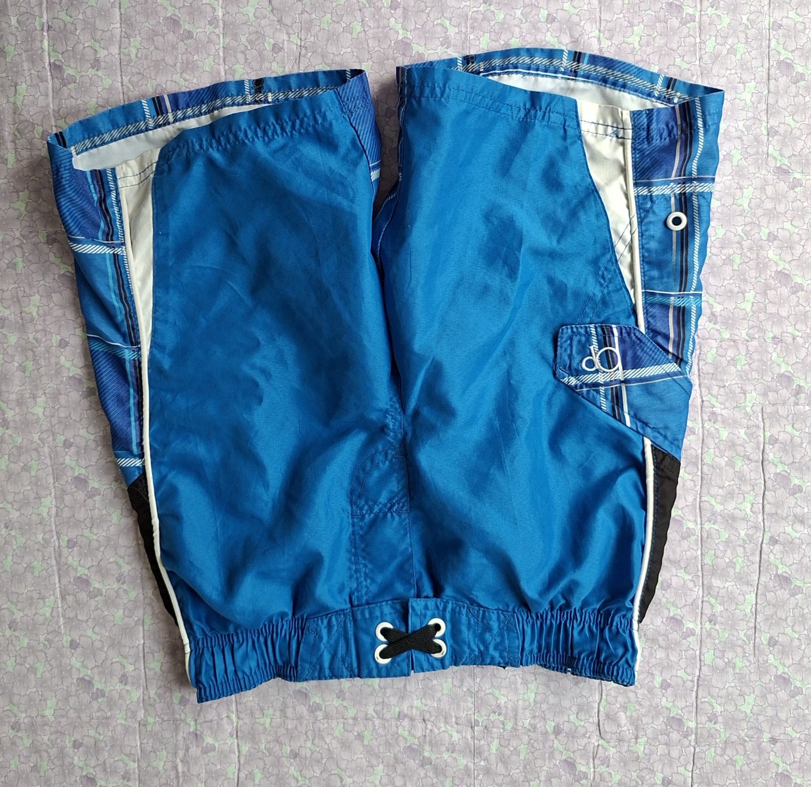 Pantalones cortos de baño azul con detalles