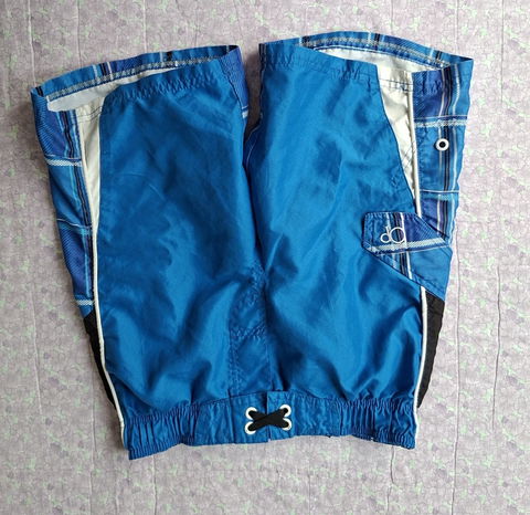 Pantalones cortos de baño azul con detalles