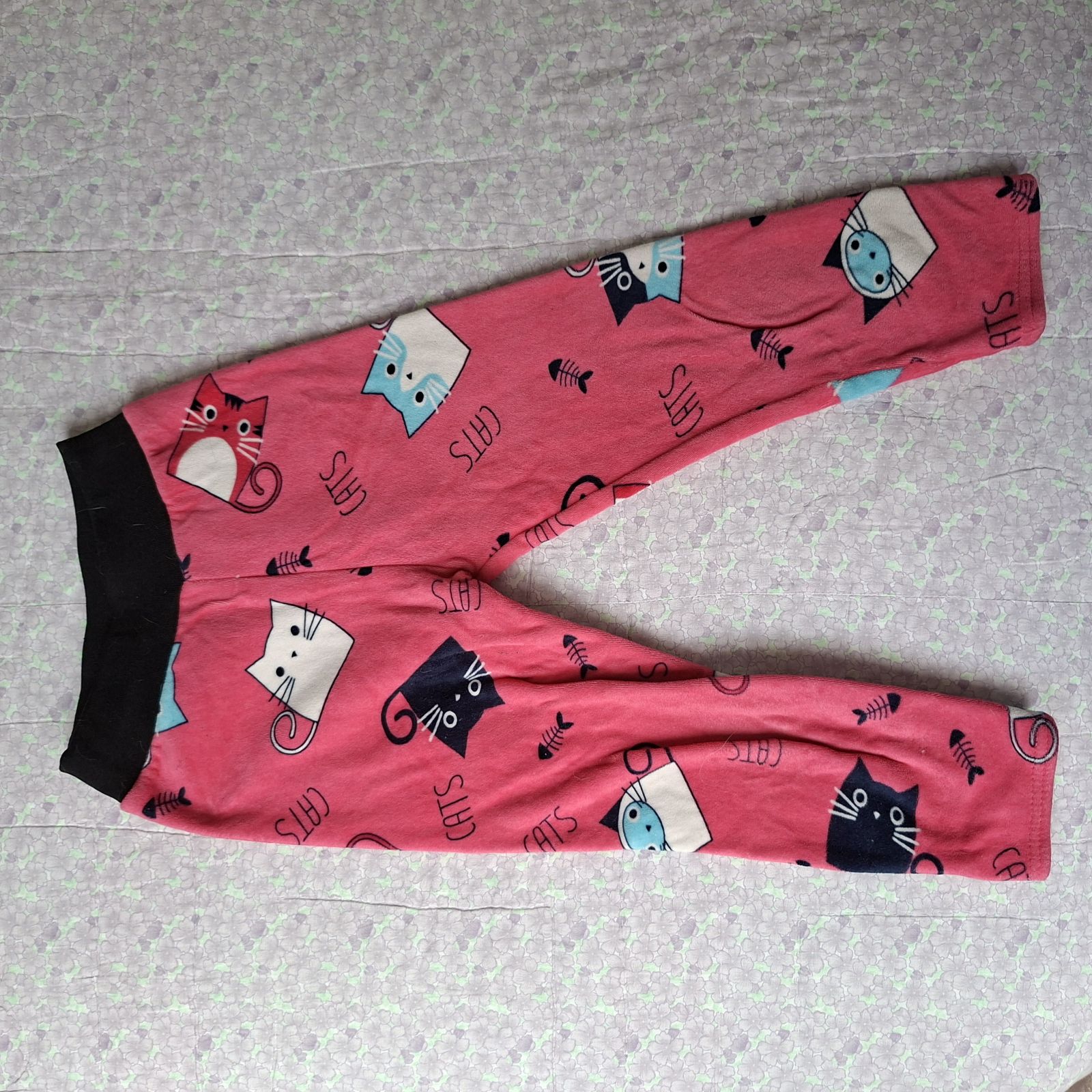 Pantalones de niño con estampado de gatos