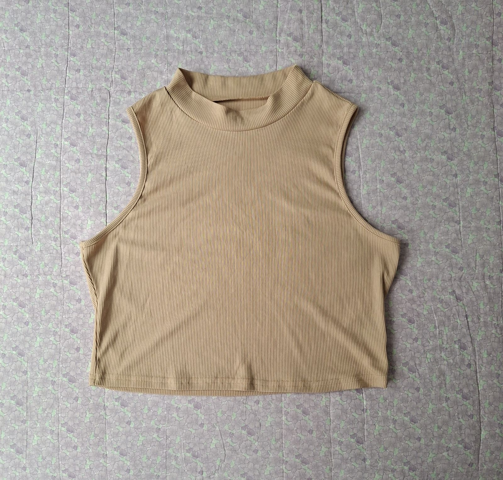 Top sin mangas color beige de mujer