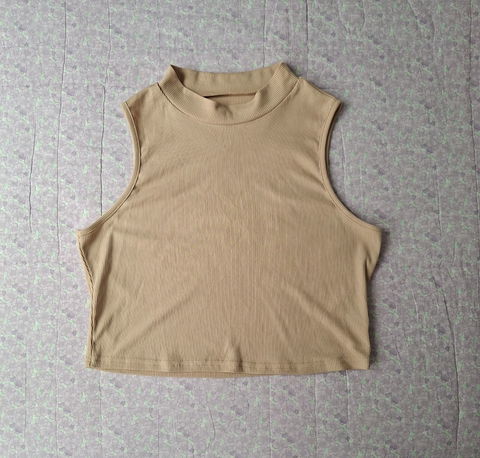 Top sin mangas color beige de mujer