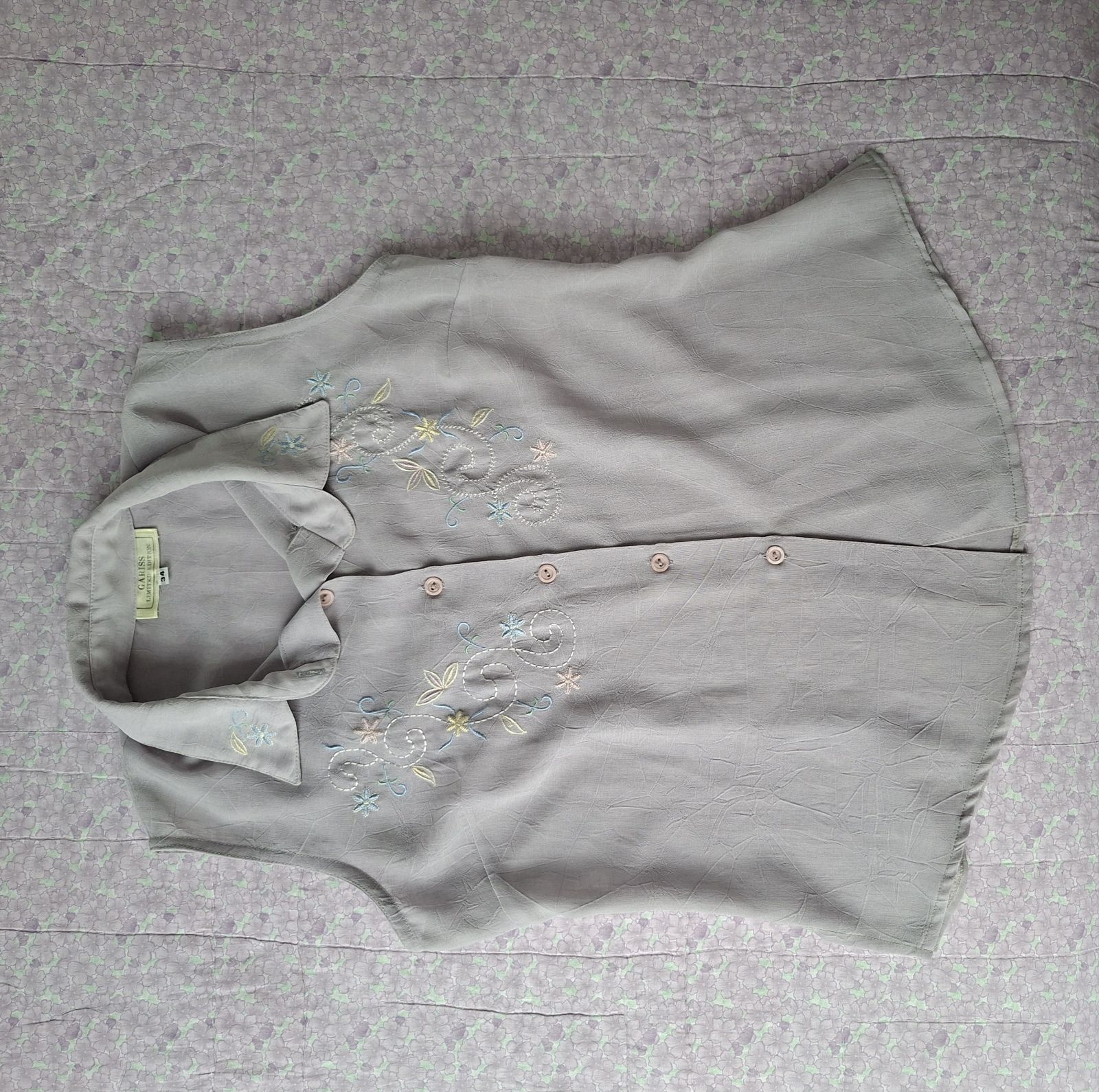 Blusa sin mangas con bordado floral