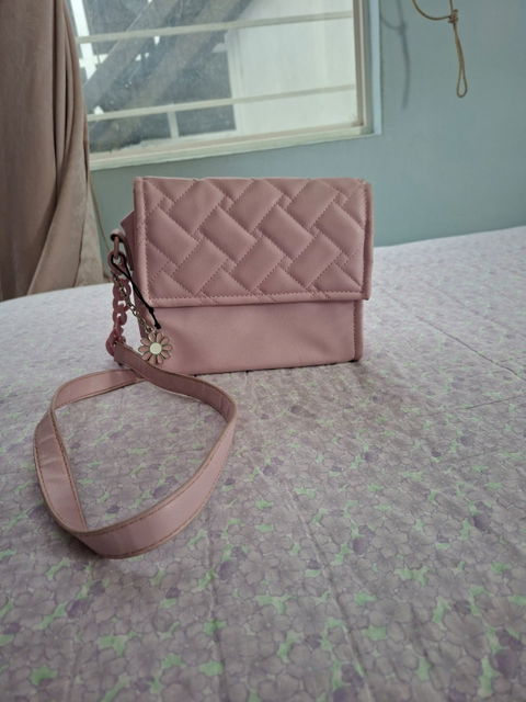 Bolso rosa de mujer con diseño acolchado