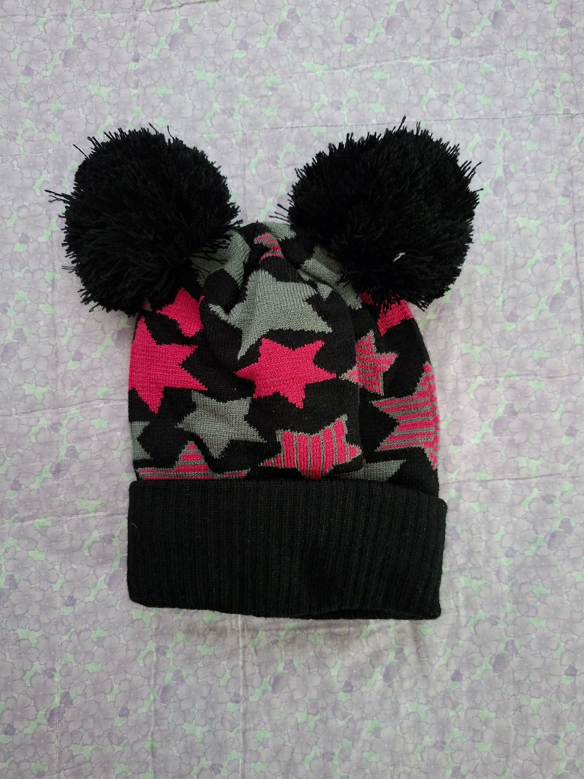 Gorro de invierno con pompones y diseño de estrellas