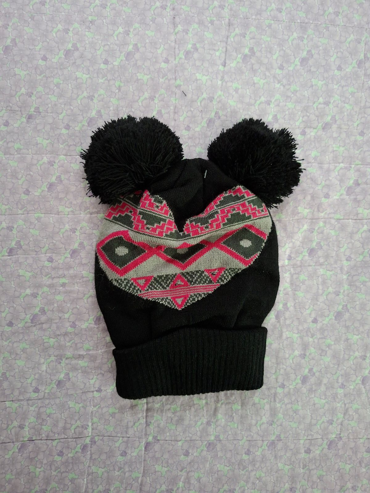 Gorro de lana con pompones y diseño colorido