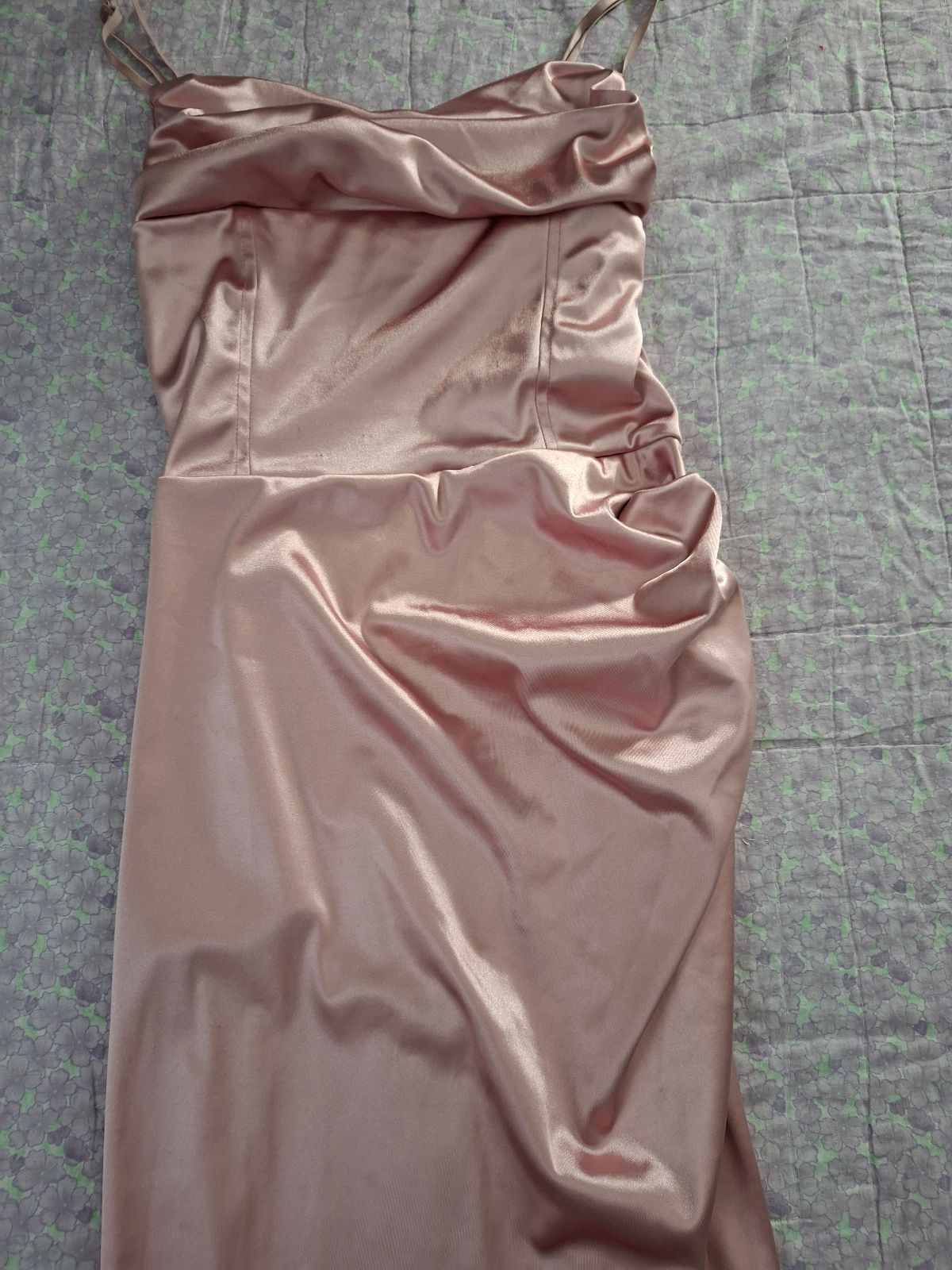 Vestido largo de satén rosa con detalles drapeados