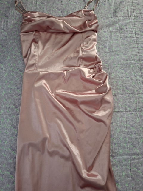Vestido largo de satén rosa con detalles drapeados