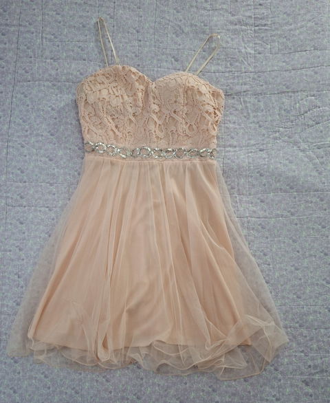 Vestido de fiesta Zoara color durazno con encaje