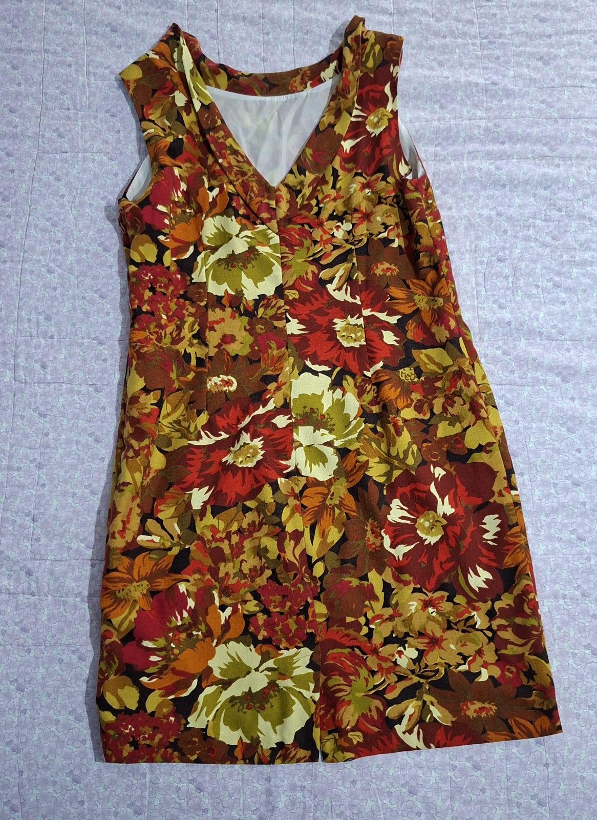 Vestido floral de verano en tonos cálidos