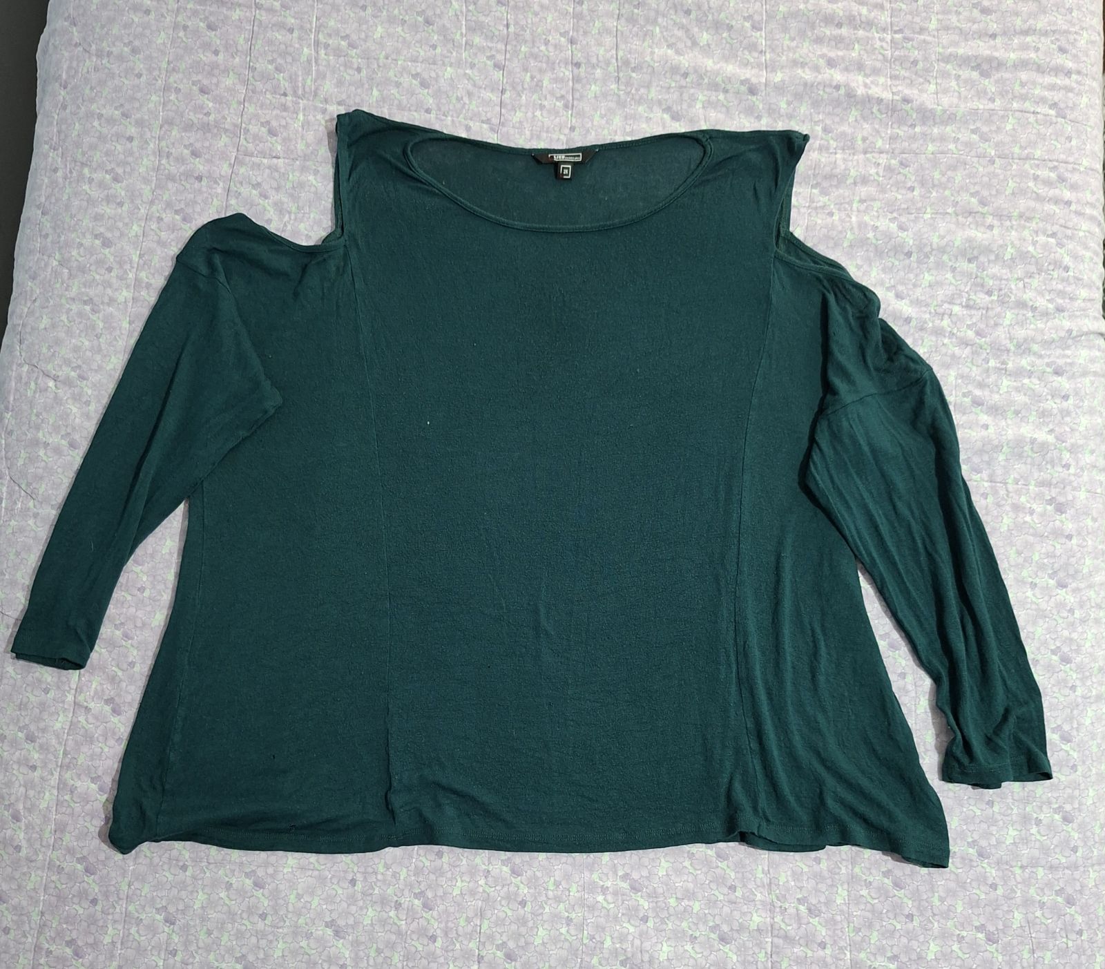Playera de manga larga color verde con hombros descubiertos