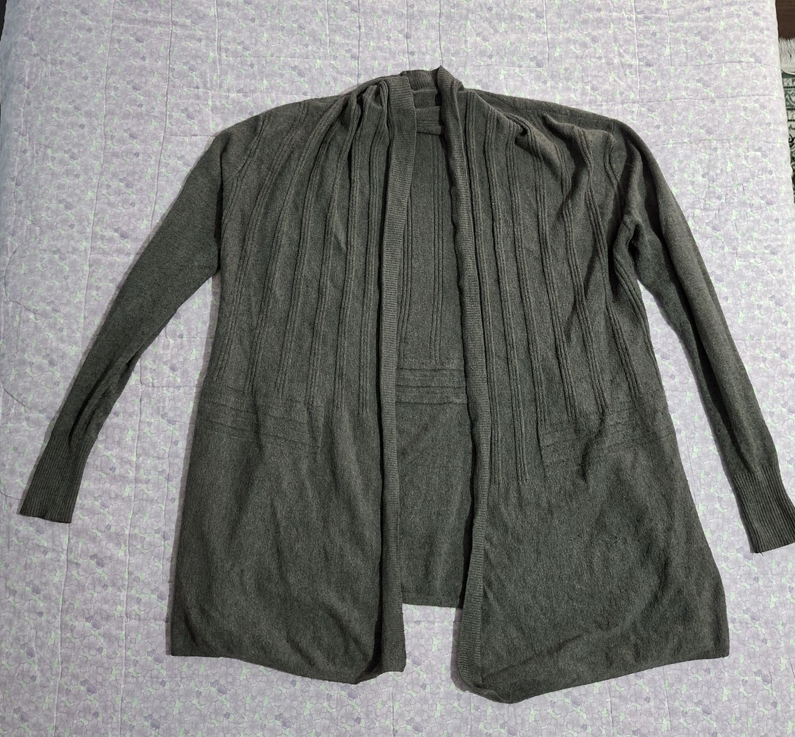 Cardigan de punto gris con diseño elegante