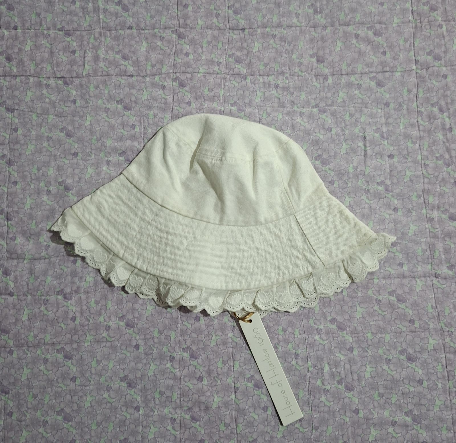 Sombrero blanco con encaje