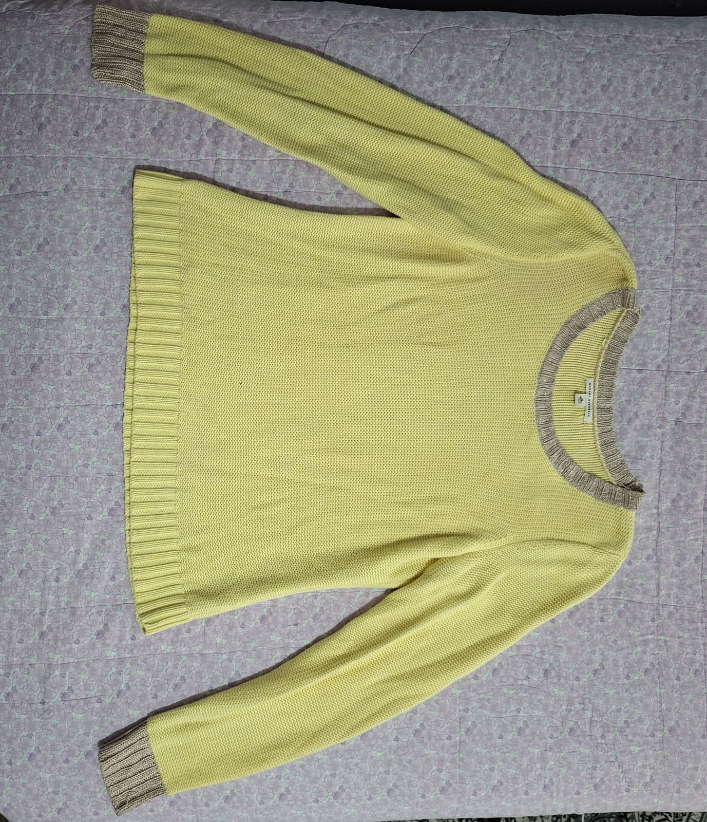 Suéter amarillo de Banana Republic con detalles en el cuello