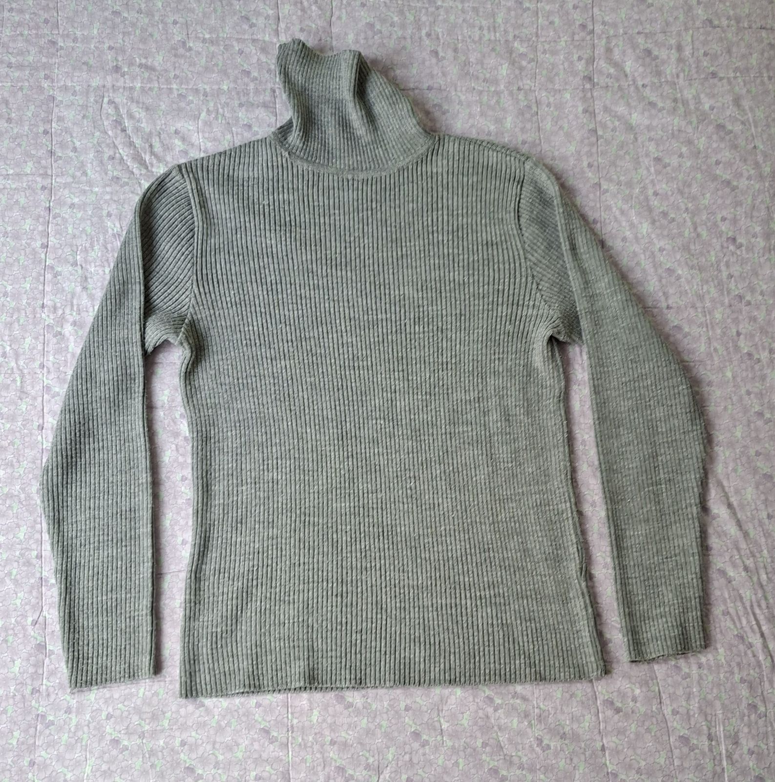 Suéter de cuello alto gris claro de tejido acanalado