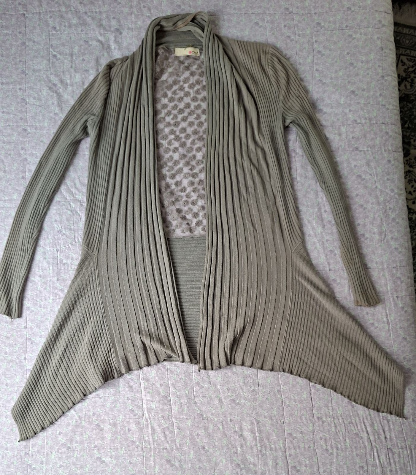 Cardigan de mujer color gris claro con diseño en relieve