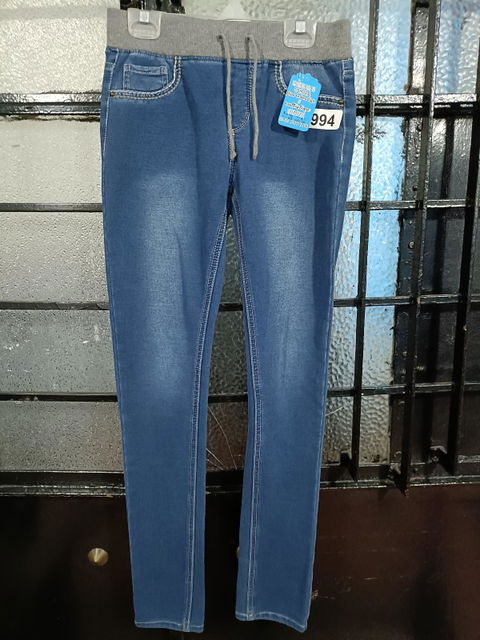 Pantalones de mezclilla ajustados con cintura elástica