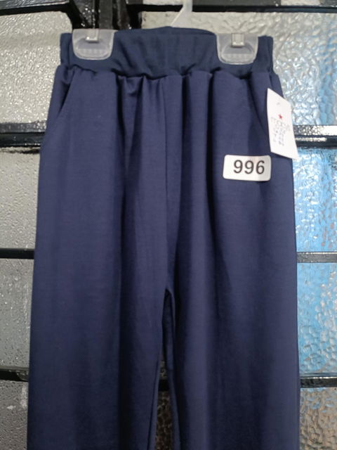 Pantalones cómodos color azul marino con bordado