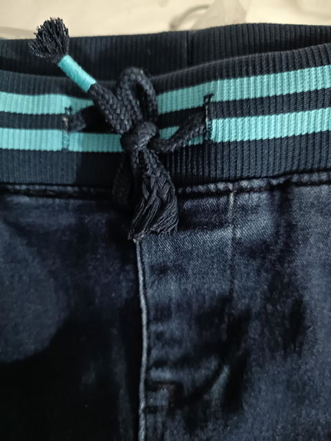 Pantalón de mezclilla azul con cinturilla elástica