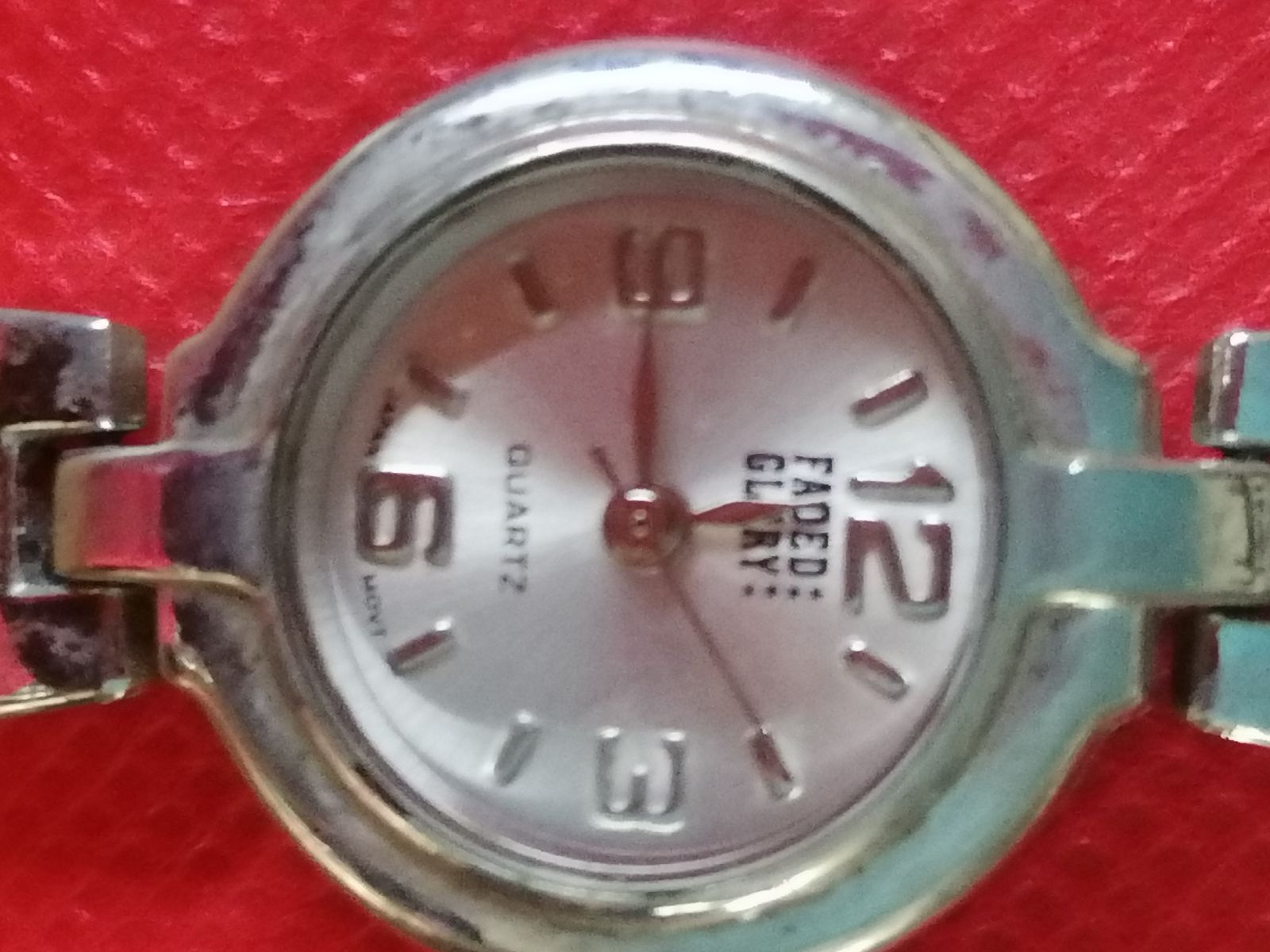 Reloj de pulsera Faded Glory en buen estado