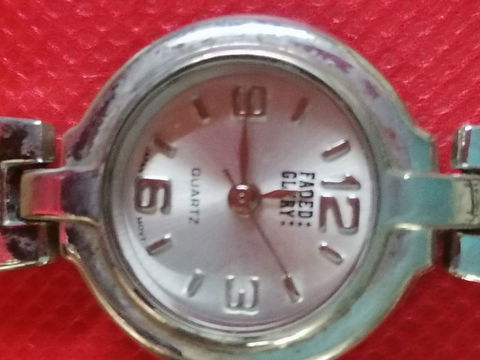 Reloj de pulsera Faded Glory en buen estado