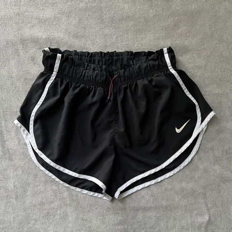 Short Deportivo Nike Talla M con Ajuste de Cordón