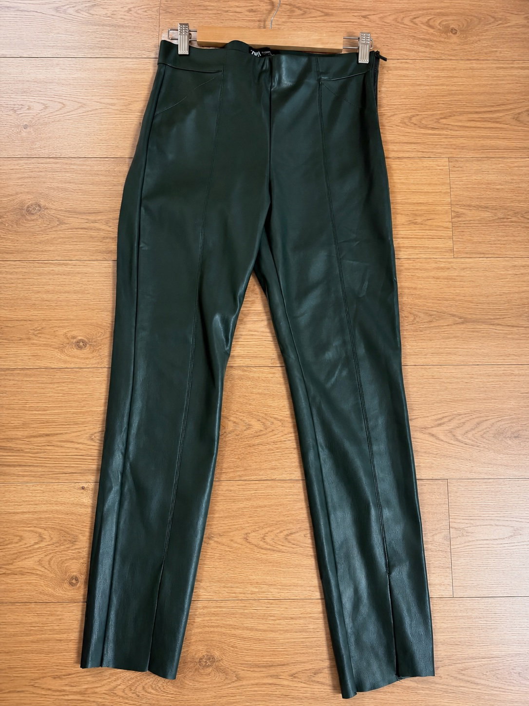 Pantalón ZARA Efecto Piel Verde Bosque Talla M