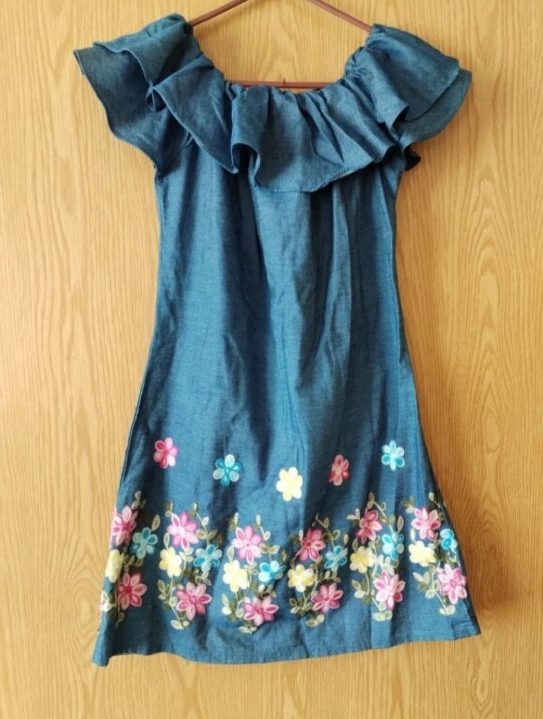 Vestido de mezclilla con flores bordadas.