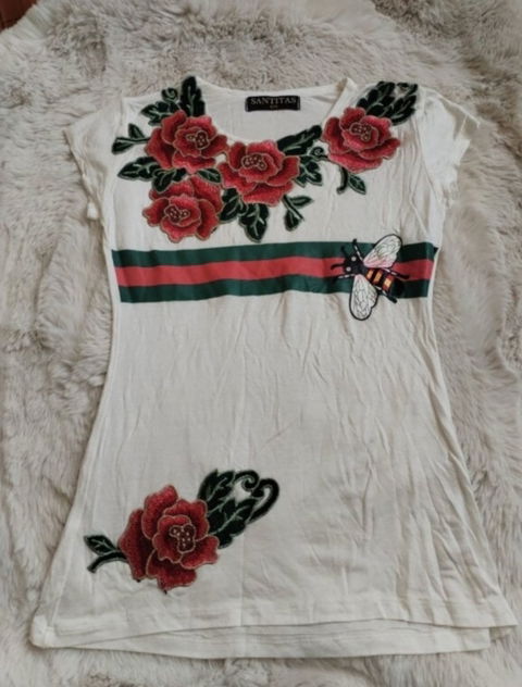 Blusa blanca con estampado de rosas