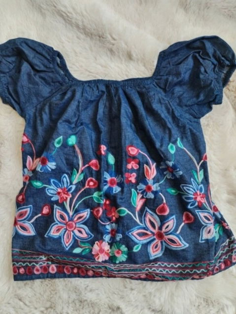 Blusa bordada de mezclilla con mangas a los hombros