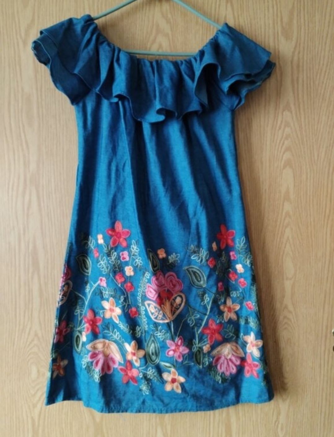 Vestido de mezclilla con bordado a máquina