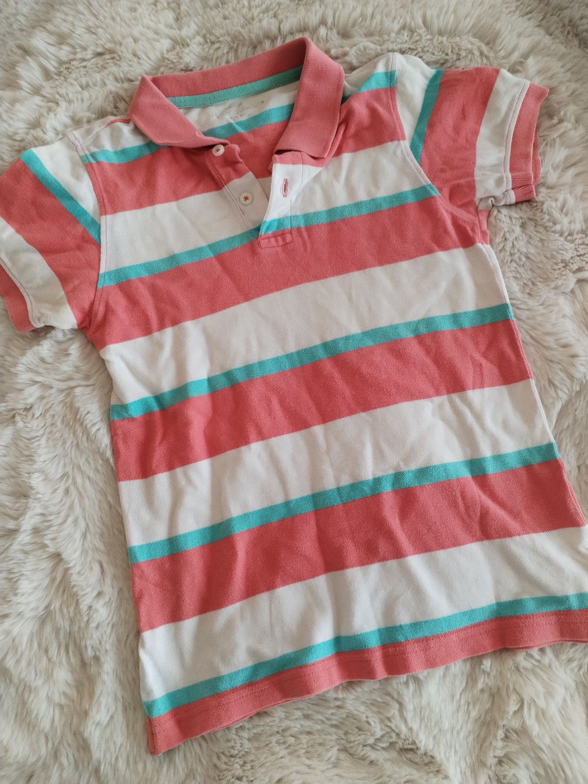 Playera tipo polo a rayas con cuello grueso