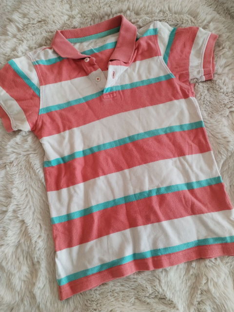 Playera tipo polo a rayas con cuello grueso