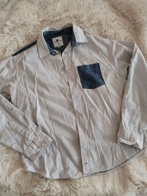 Camisa blanca con estampado de puntos y detalles en mezclilla