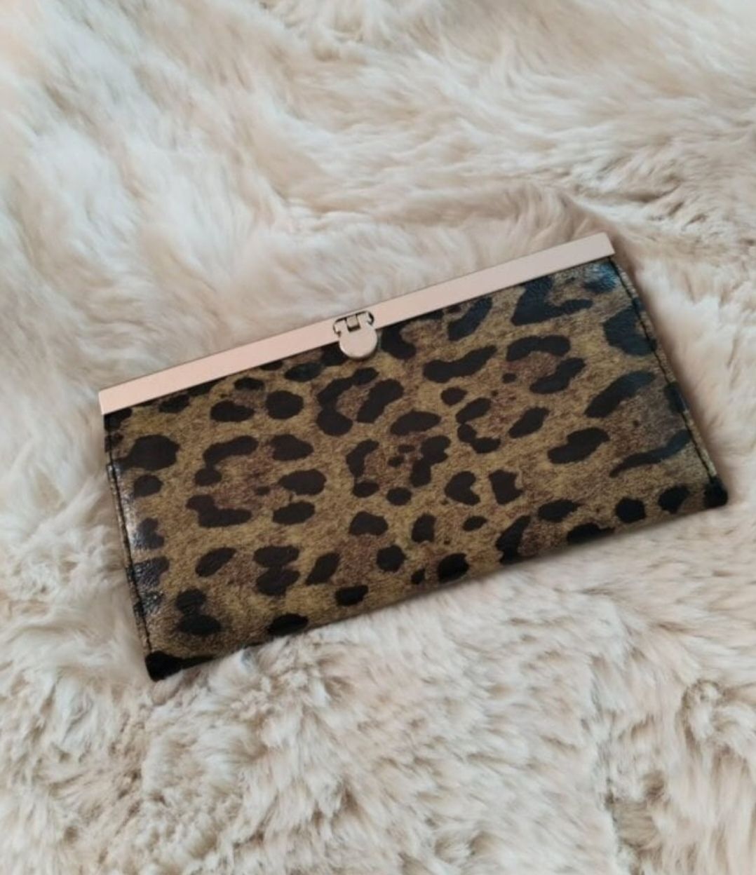 Billetera de piel con estampado de leopardo