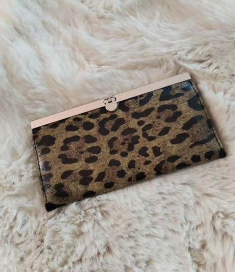 Billetera de piel con estampado de leopardo
