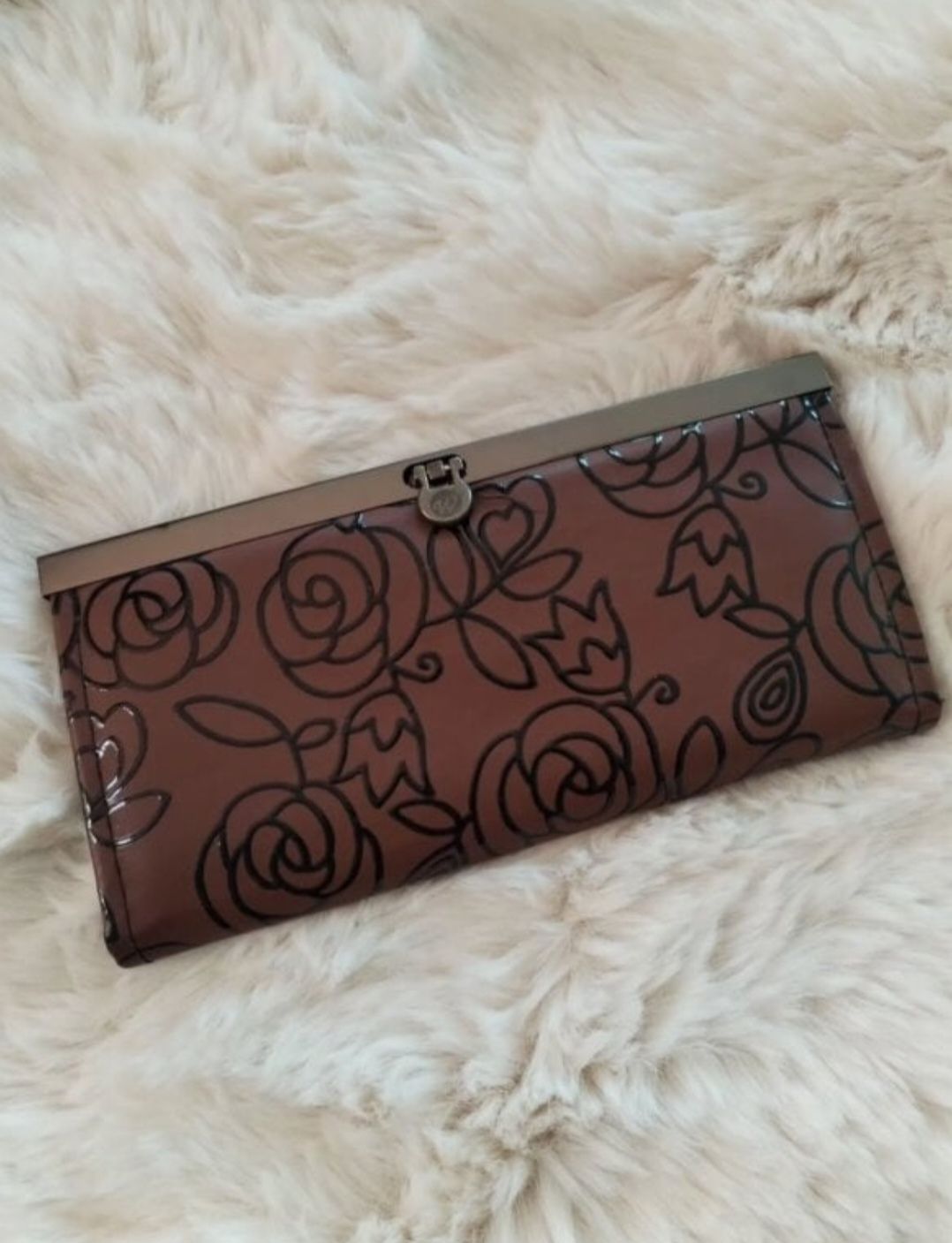 Cartera de piel con diseño de rosas
