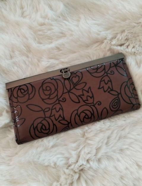 Cartera de piel con diseño de rosas