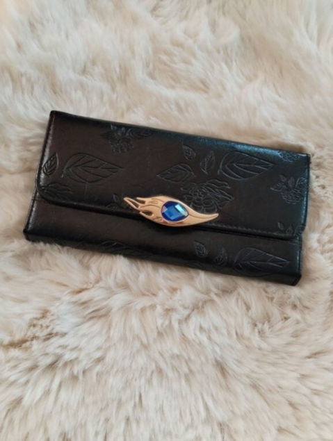 Billetera de piel negra con detalles en relieve