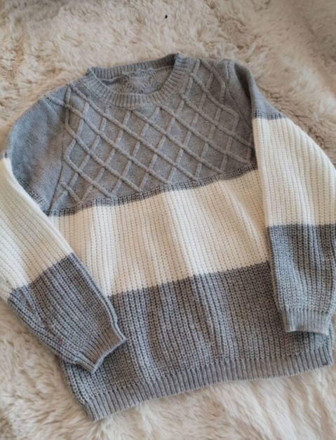 Suéter de tejido gris y blanco con diseño trenzado