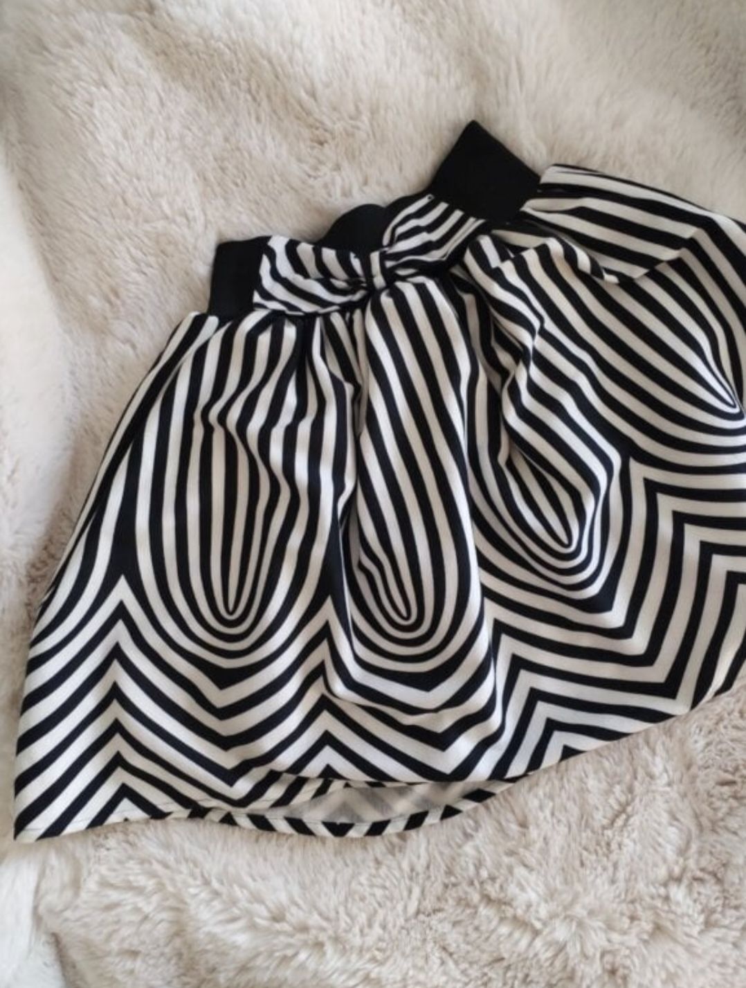 Falda de rayas en blanco y negro, talla L