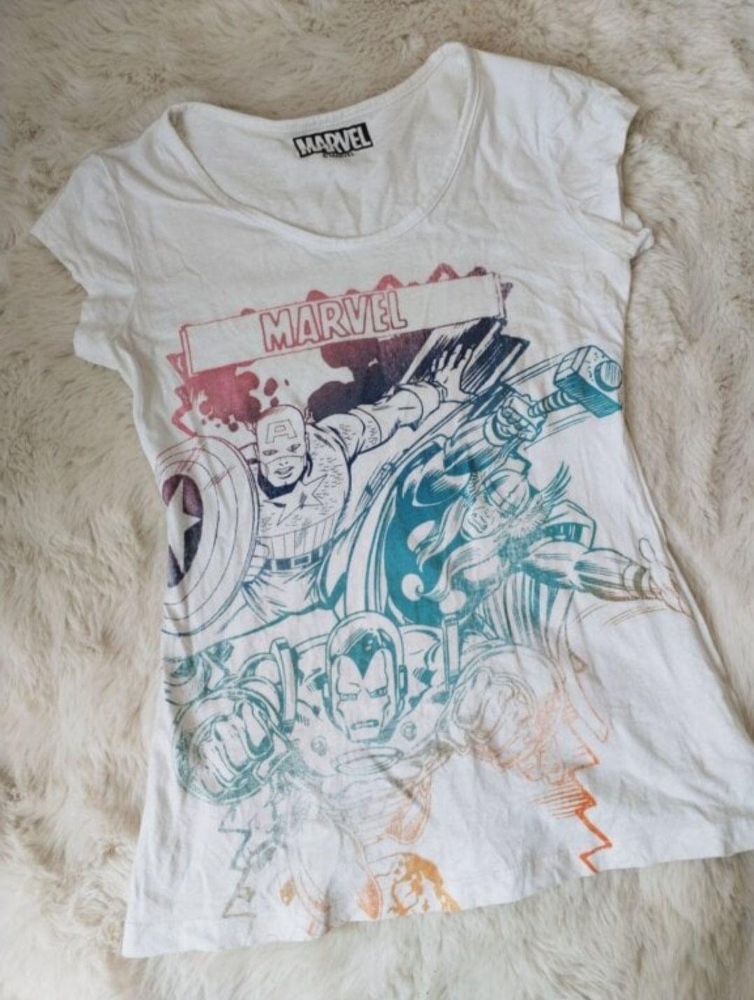 Playera de Marvel con diseño de superhéroes