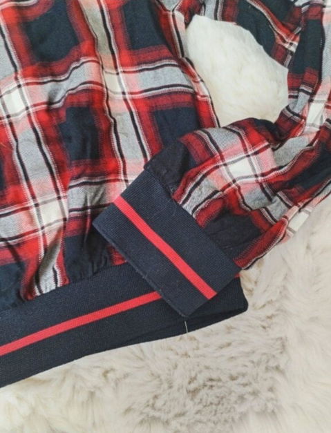 Blusa de cuadros roja y negra de manga larga