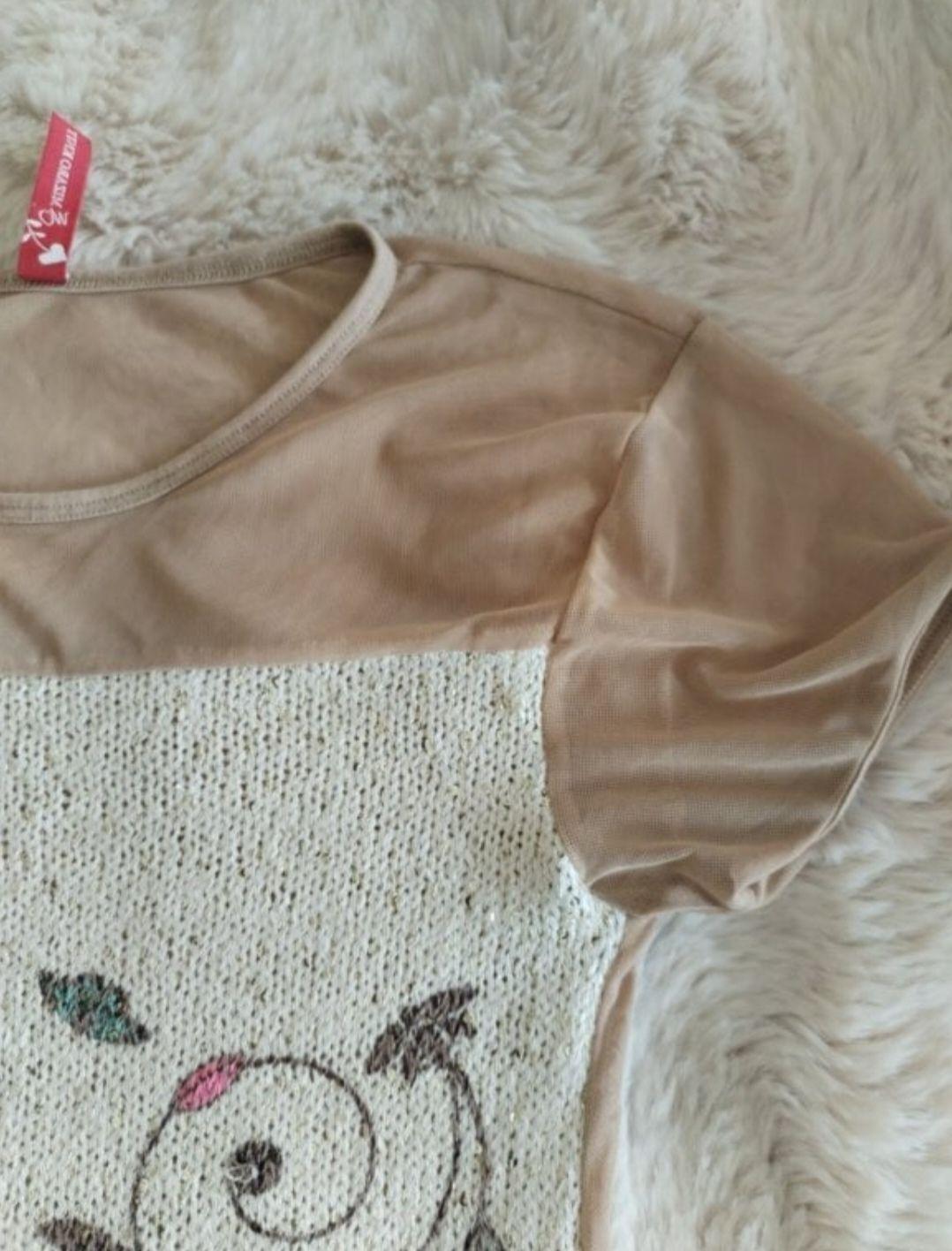 Playera con diseño floral y detalles de encaje